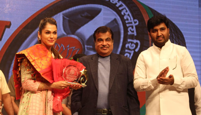actor isha koppikar joins bjp