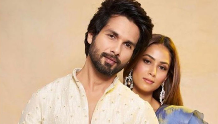bollywood se door hain superstar ki ye biwiyan