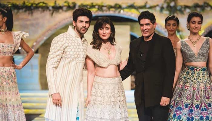 kareena kapoor kartik aaryan ramp walk video viral