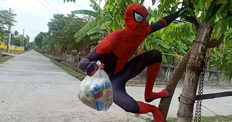 Man Dresses up as Spider Man Helps Neighbours