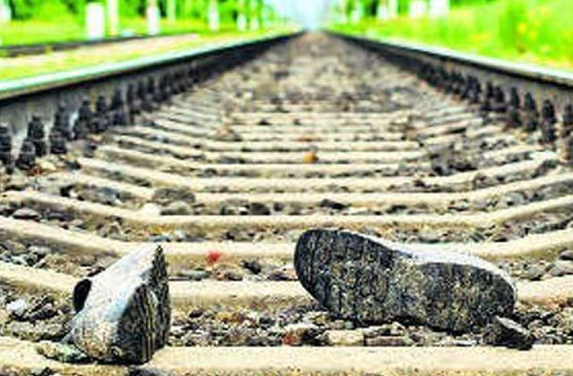 Father Suicide Train Accident Madhya Pradesh Narsinghpur