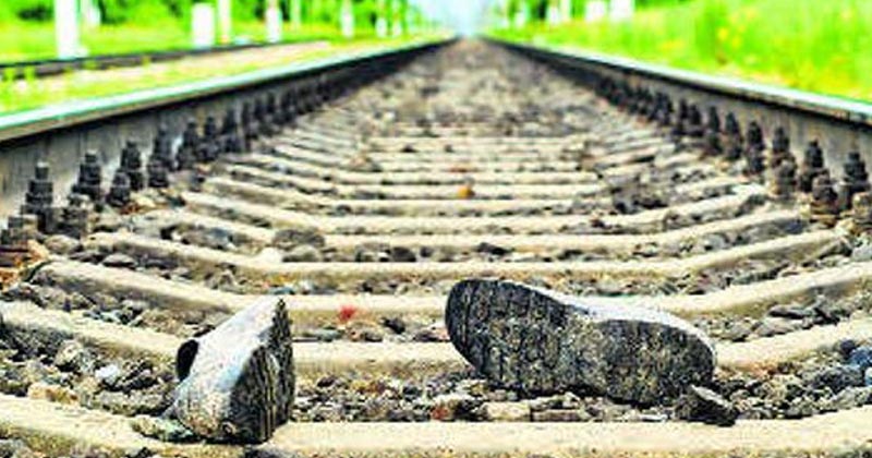 Father Suicide Train Accident Madhya Pradesh Narsinghpur