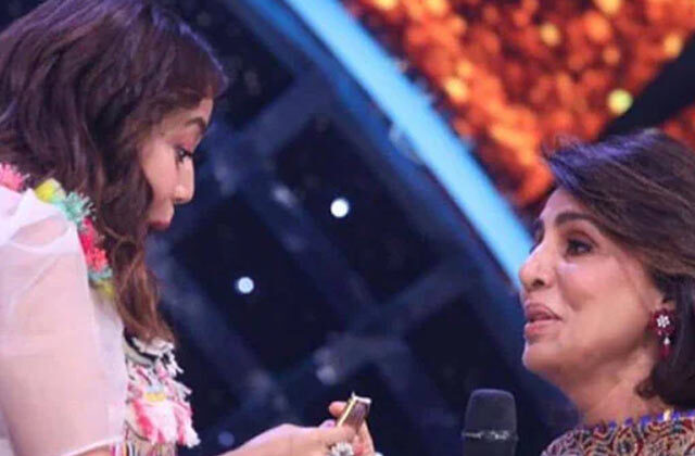 Neetu Kapoor Gives Shagun To Neha Kakkar