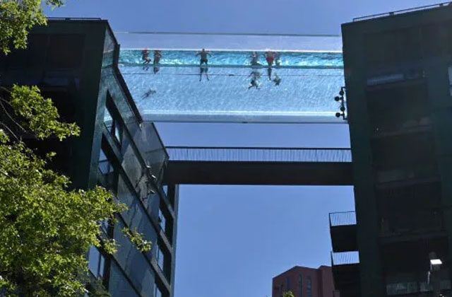Dizzying Transparent Sky Pool Opens In London In Hindi