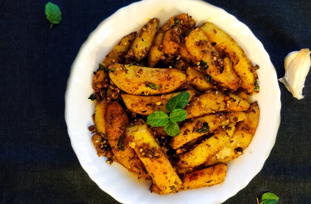 Garlic Roasted Potatoes Recipe In Hindi