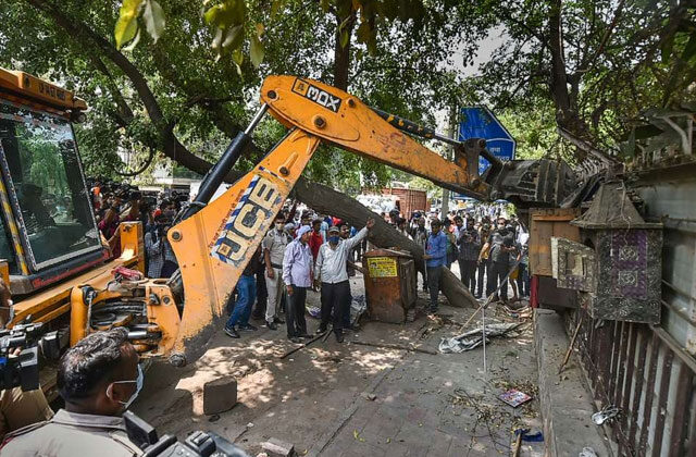 Bulldozers reach New Friends Colony Mangolpuri