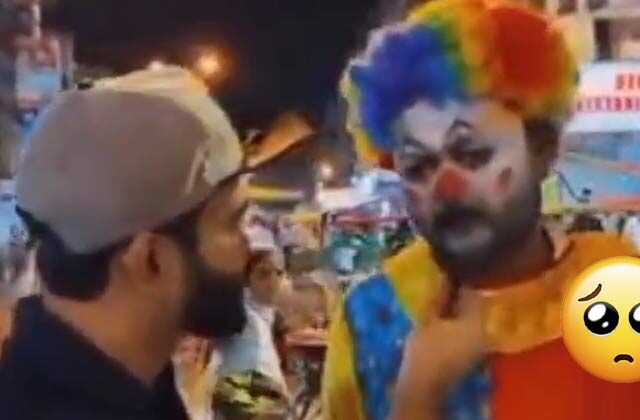 Karachi Man Dressed Joker Sings Agneepath Song