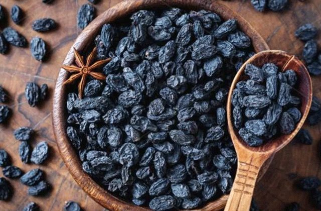 Benefits of Black Raisins in Hindi: