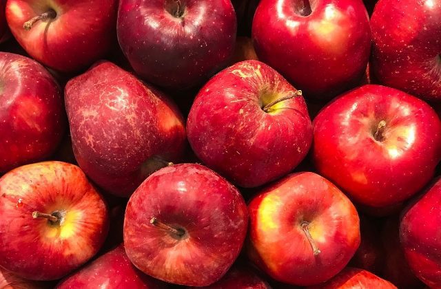 Benefits Of Apple In Hindi