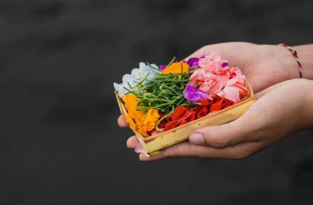 Maa Laxmi Ko Kaise Prasan Kare